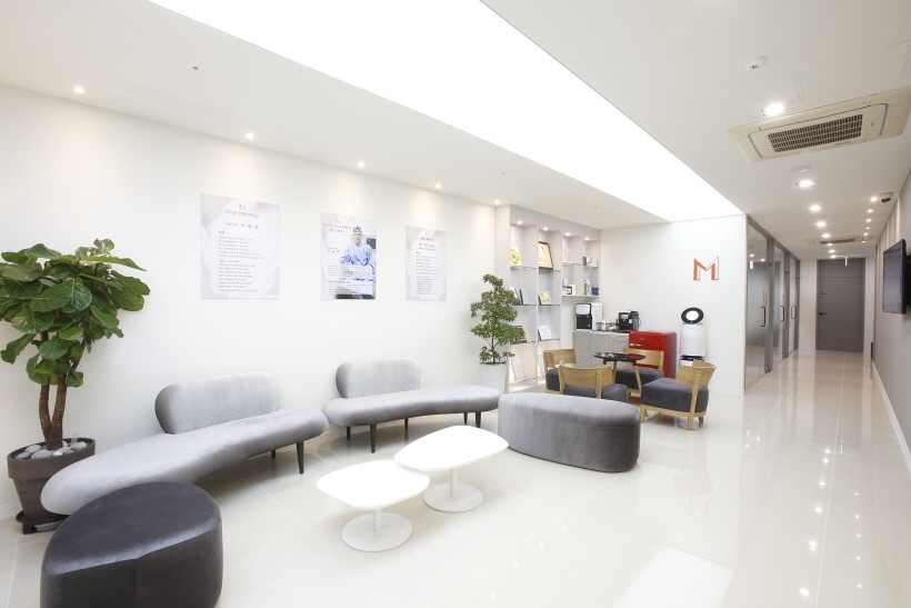 미오름성형외과의원's Image